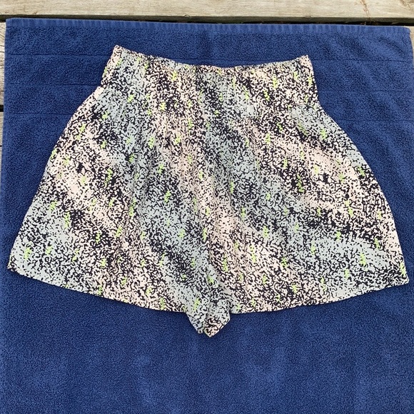 BCBGeneration High Waisted Flowy Shorts - Picture 3 of 11